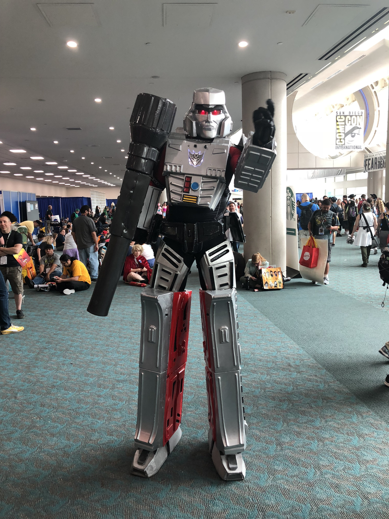 Oh my, look at the legs on this gigantic Megatron!